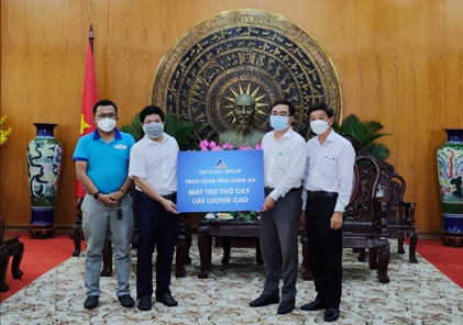 Tiếp nối chuỗi hoạt động ủng hộ 6 tỉnh miền Nam, Tập đoàn Đất Xanh trao tặng 20 máy trợ thở oxy lưu lượng cao HFNC cho UBND tỉnh Long An