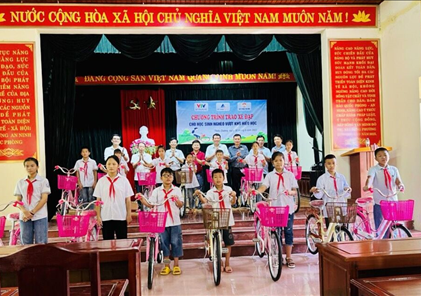 Tập đoàn Đất Xanh đồng hành cùng Quỹ Tấm lòng Việt, “cùng em đến trường” trước thềm năm học mới