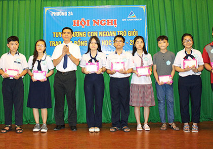 Dat Xanh Group presented gifts and scholarships to students achieved good results in school year 2016-2017