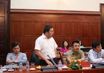 Red Star Luong Tri Thin meeting the Governor of the State Bank