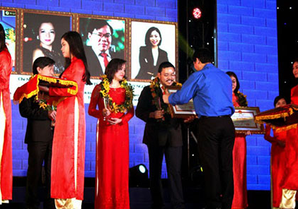 Chairman of the Board of Directors cum Director General of Dat Xanh Group is honored as Outstanding Young Entrepreneur 2014