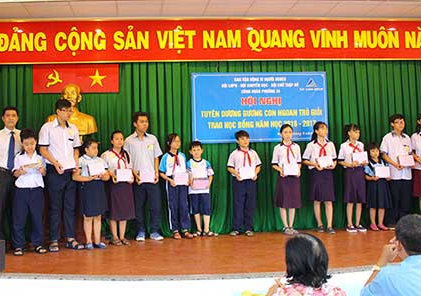 Dat Xanh gives 20 scholarships to poor students with the love of learning