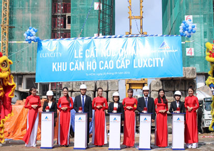 Dat Xanh implemented early topping ceremony for Luxcity deluxe apartments