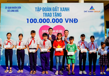 Tập đoàn Đất Xanh hỗ trợ học sinh nghèo và gia đình khó khăn trên địa bàn xã Long Đức