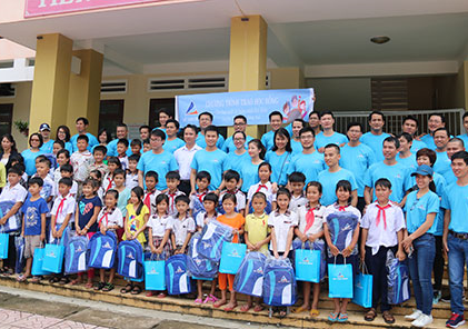 Dat Xanh Group supports poor students to overcome difficulties