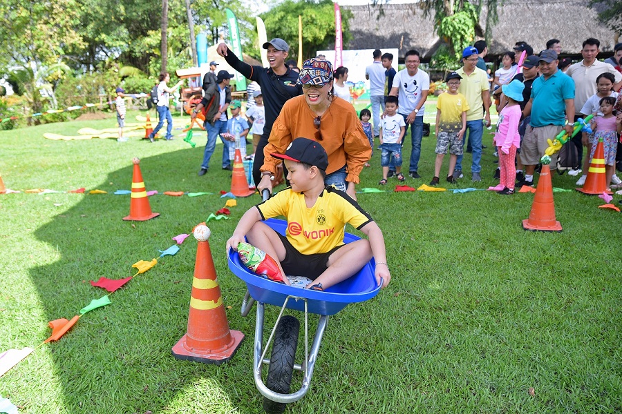 Trò chơi Người vận chuyển có sự phối hợp khéo léo giữa phụ huynh và các bé